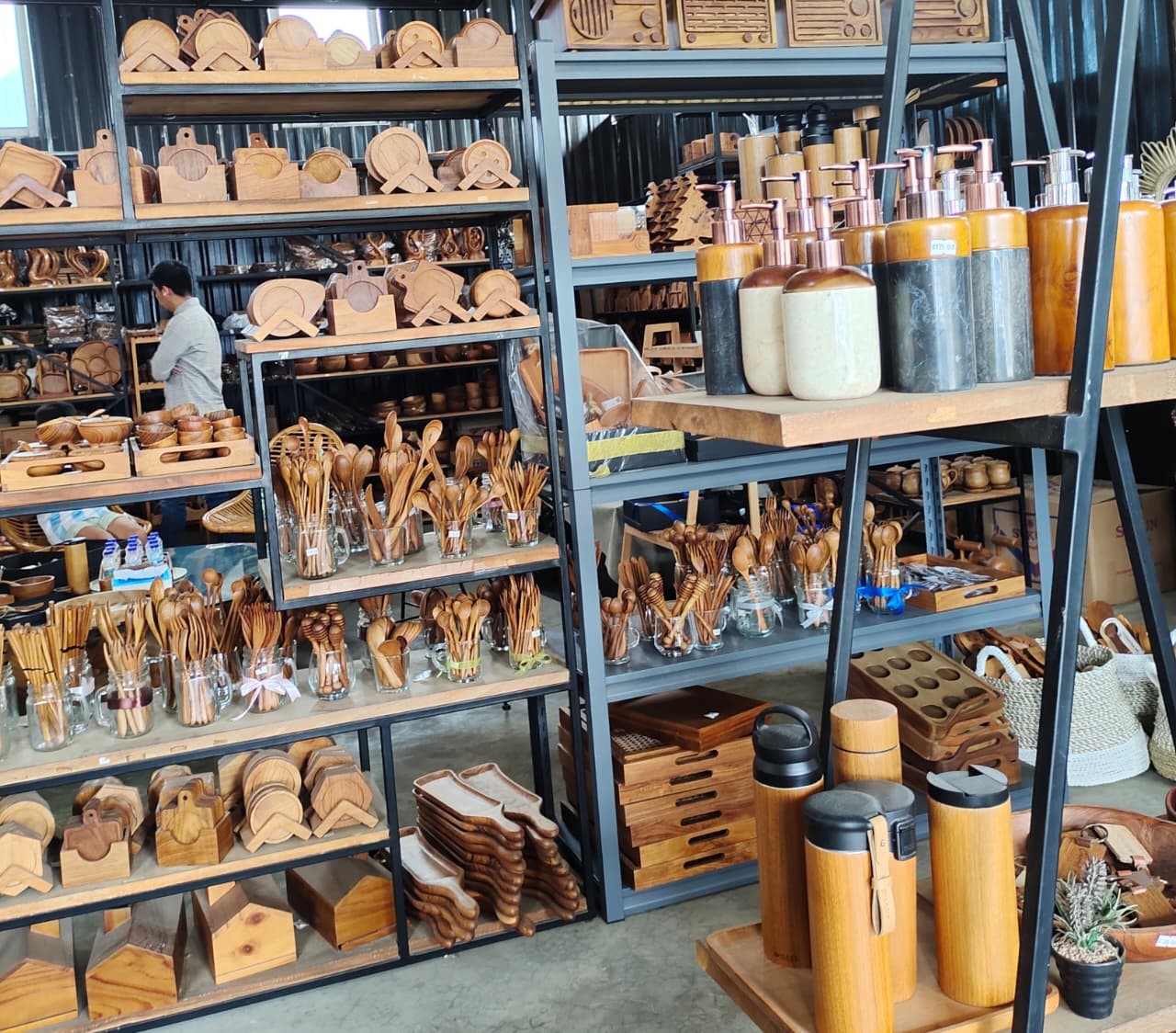 Beragam oleh-oleh dan kerajinan kayu khas Jepara di WOOD MOOD